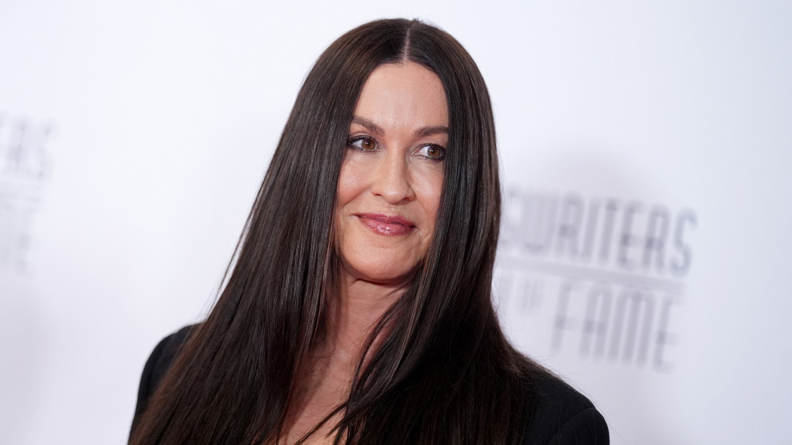 Alanis Morissette Sues Former Tour Manager, Alleges Extortionate Threat Over Airport Drugs Alanis Morissette Sues Former Tour Manager, Alleges Extortionate Threat Over Airport Drugs