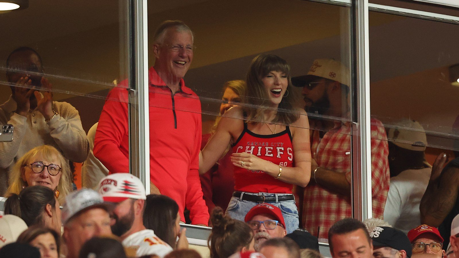 Taylor Swift Celebrates Travis Kelces First Touchdown of the Season: Thats My Husband!