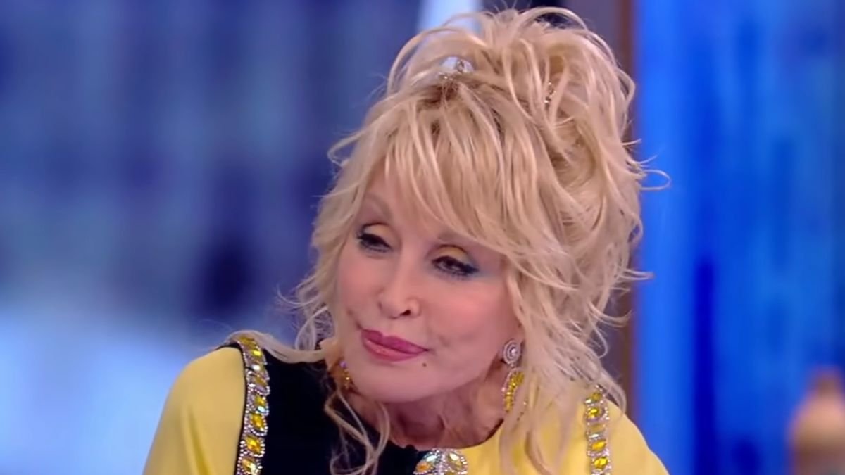 CNN Accidentally Used A Picture Of A Dolly Impersonator In Tribute, And The Woman Was Not Happy