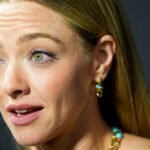 Watch Amanda Seyfrieds Joni Mitchell Cover Get Interrupted by Ghostface