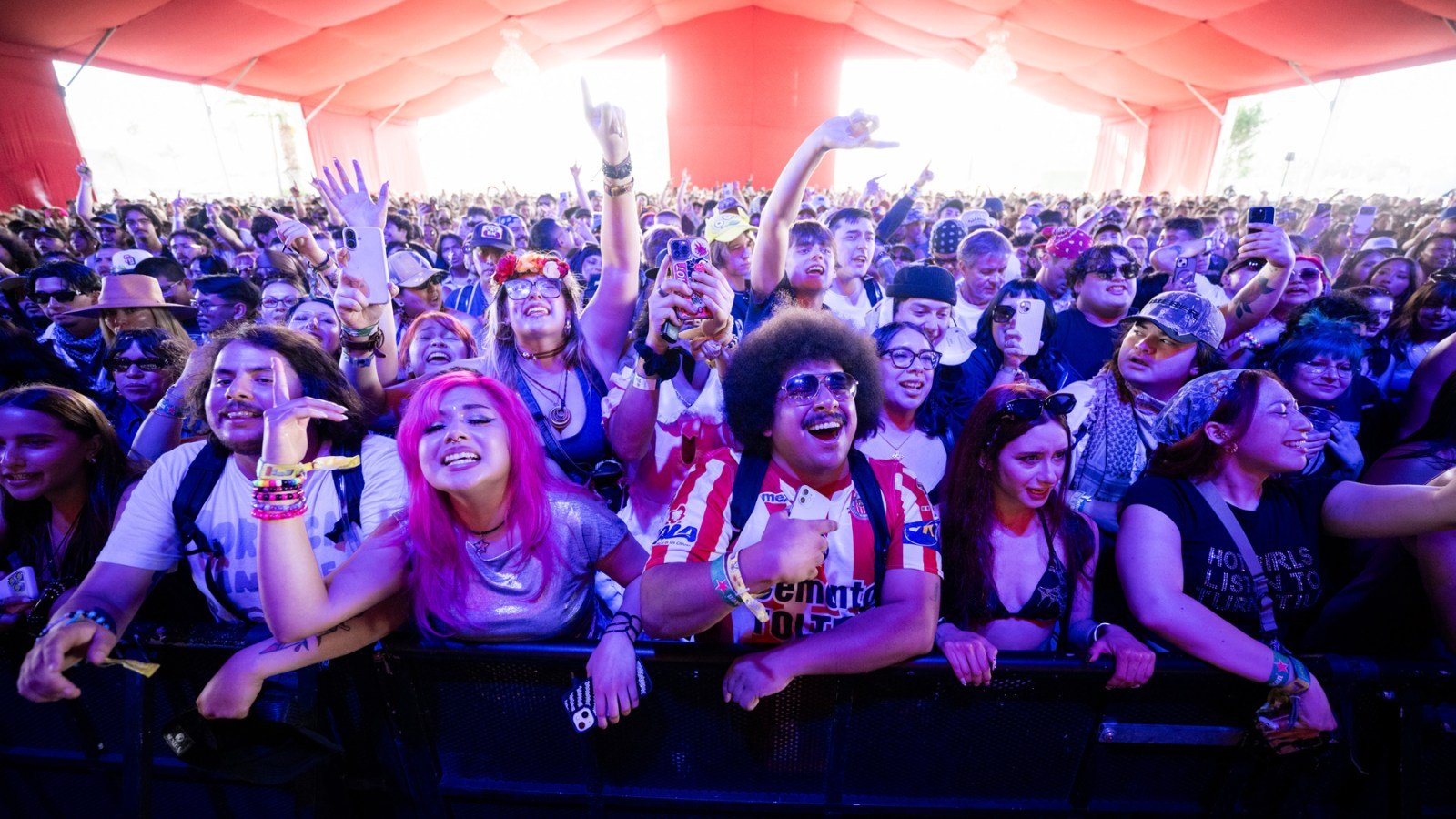 Actually, Going to Concerts Alone Is a Top-Tier Human Experience Actually, Going to Concerts Alone Is a Top-Tier Human Experience